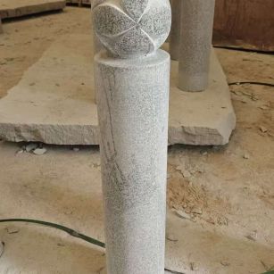 沧州 芝麻白花岗岩石材挡车石柱、停车柱、圆柱挡车柱、方柱挡车柱等