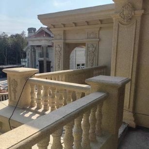 沧州 黄金麻别墅外墙干挂雕花配合阳台栏杆花瓶柱