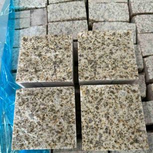 沧州 黄金麻花岗岩自然面小方块，弹石，马蹄石等