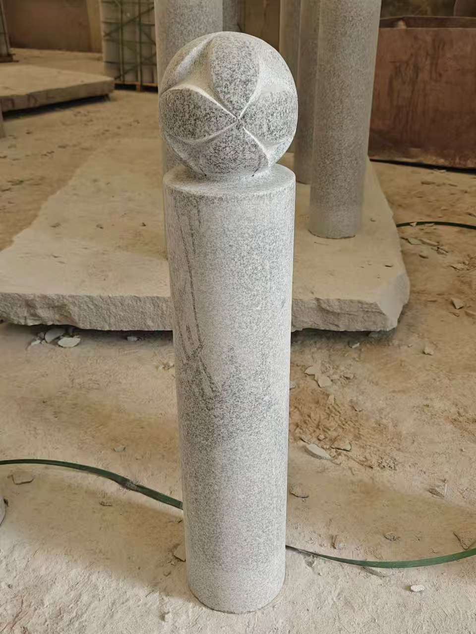 沧州 芝麻白花岗岩石材挡车石柱、停车柱、圆柱挡车柱、方柱挡车柱等