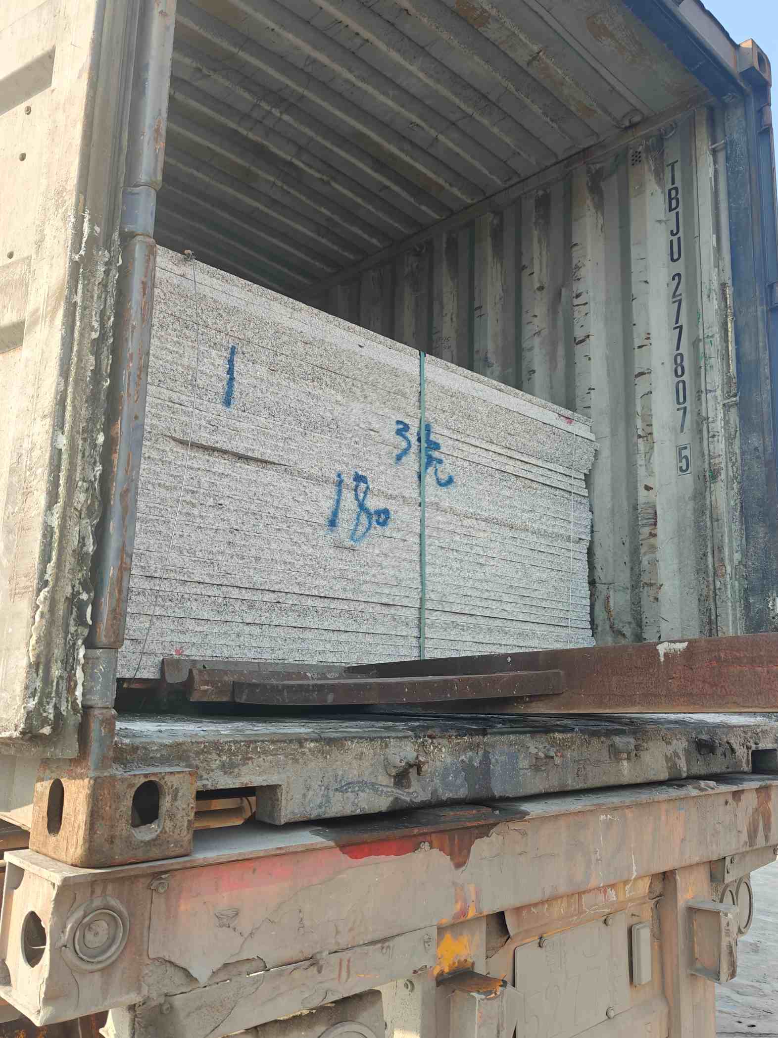 沧州 芝麻白花岗岩石材3.0公分光面毛板装柜出货