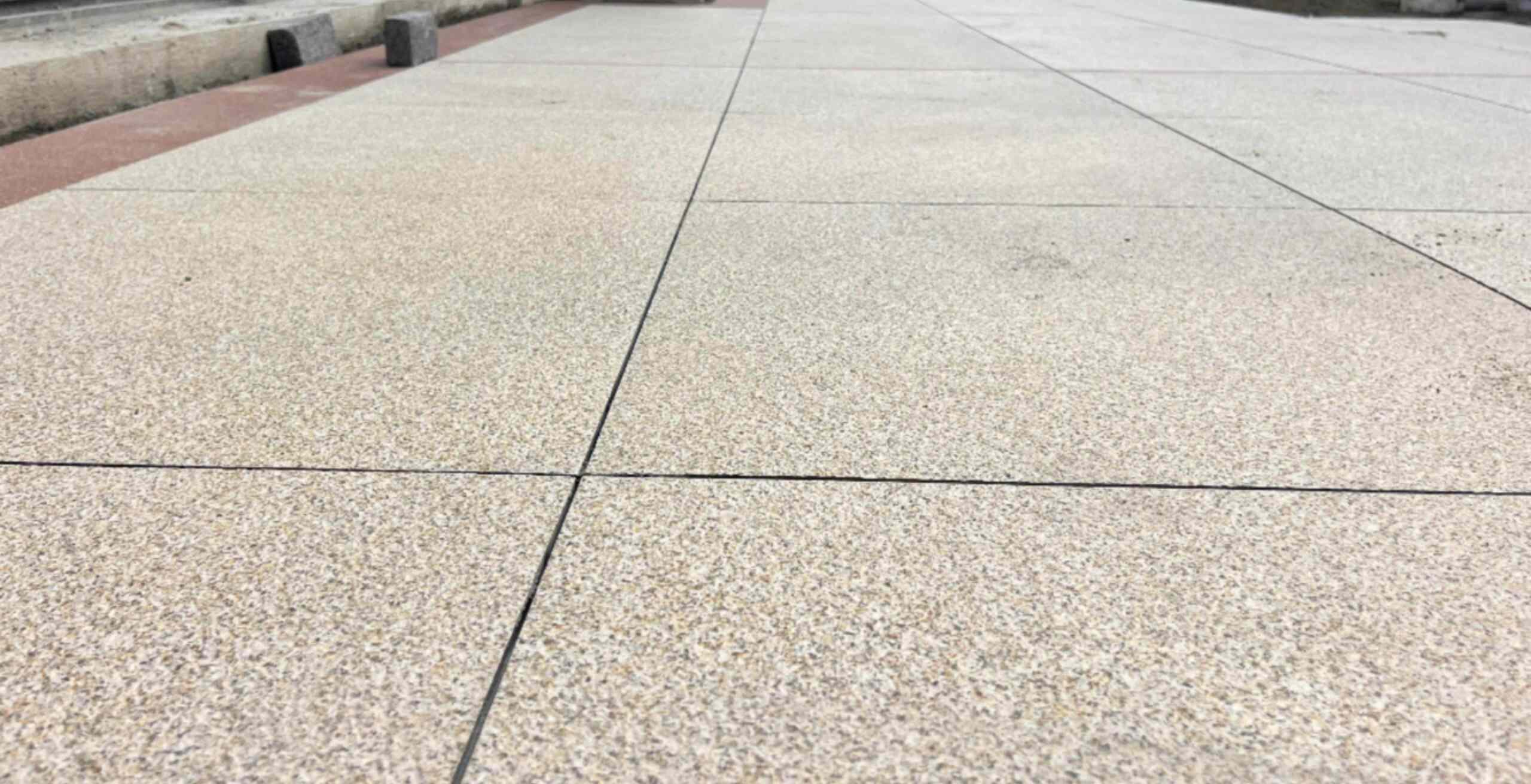 沧州 黄金麻花岗岩石板材荔枝面地面铺装效果