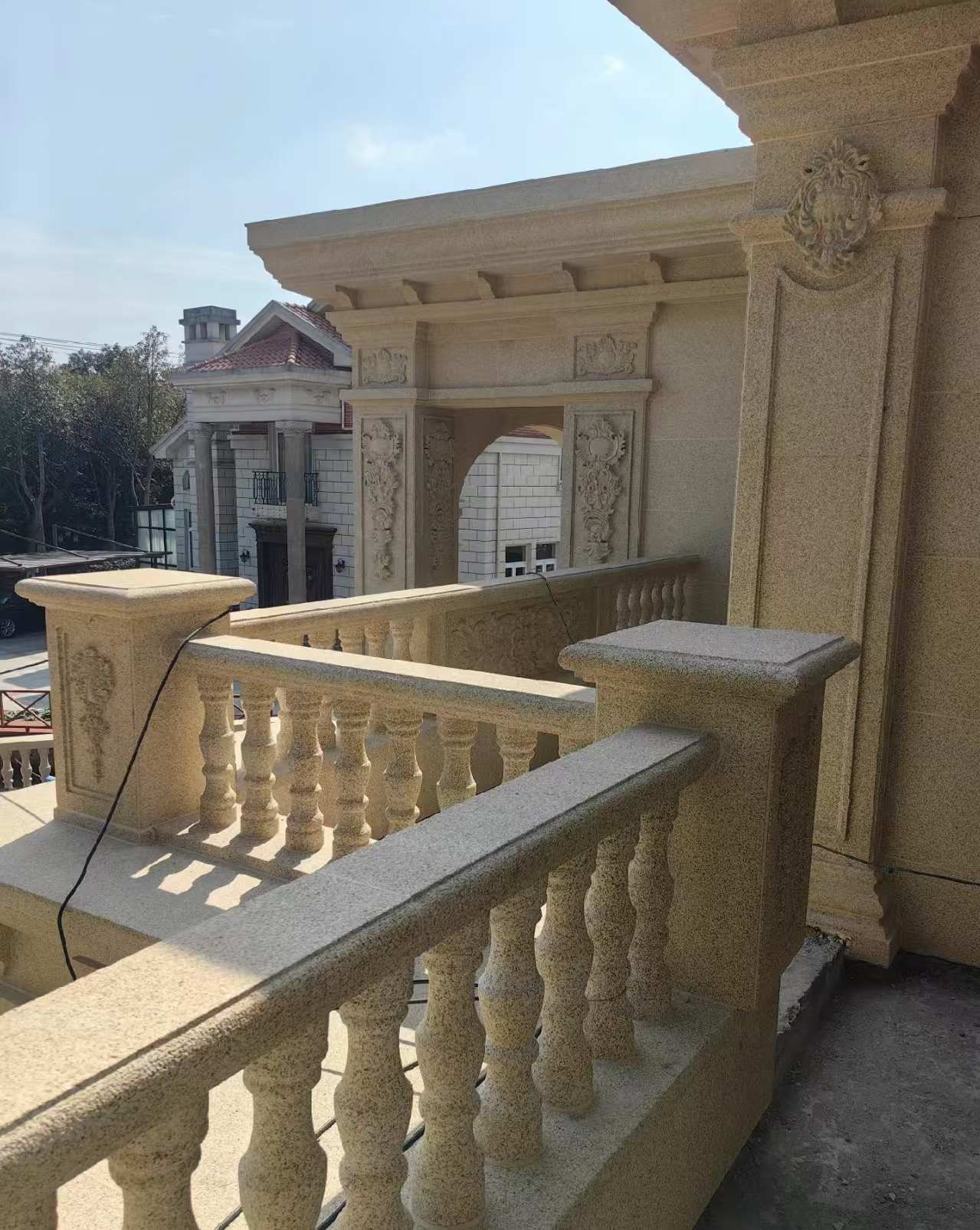 沧州 黄金麻别墅外墙干挂雕花配合阳台栏杆花瓶柱