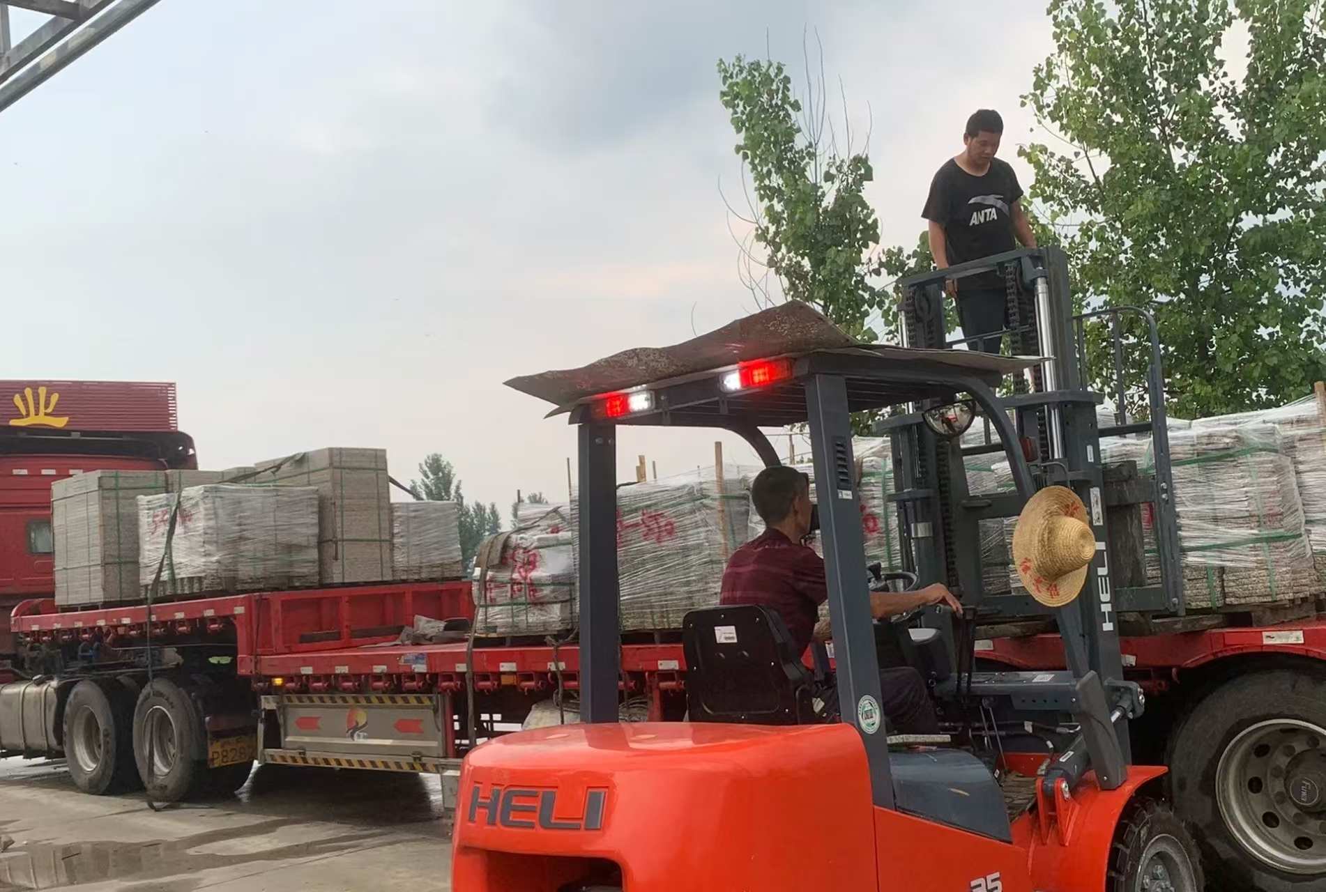 沧州 黄金麻冰裂纹，地铺石装车