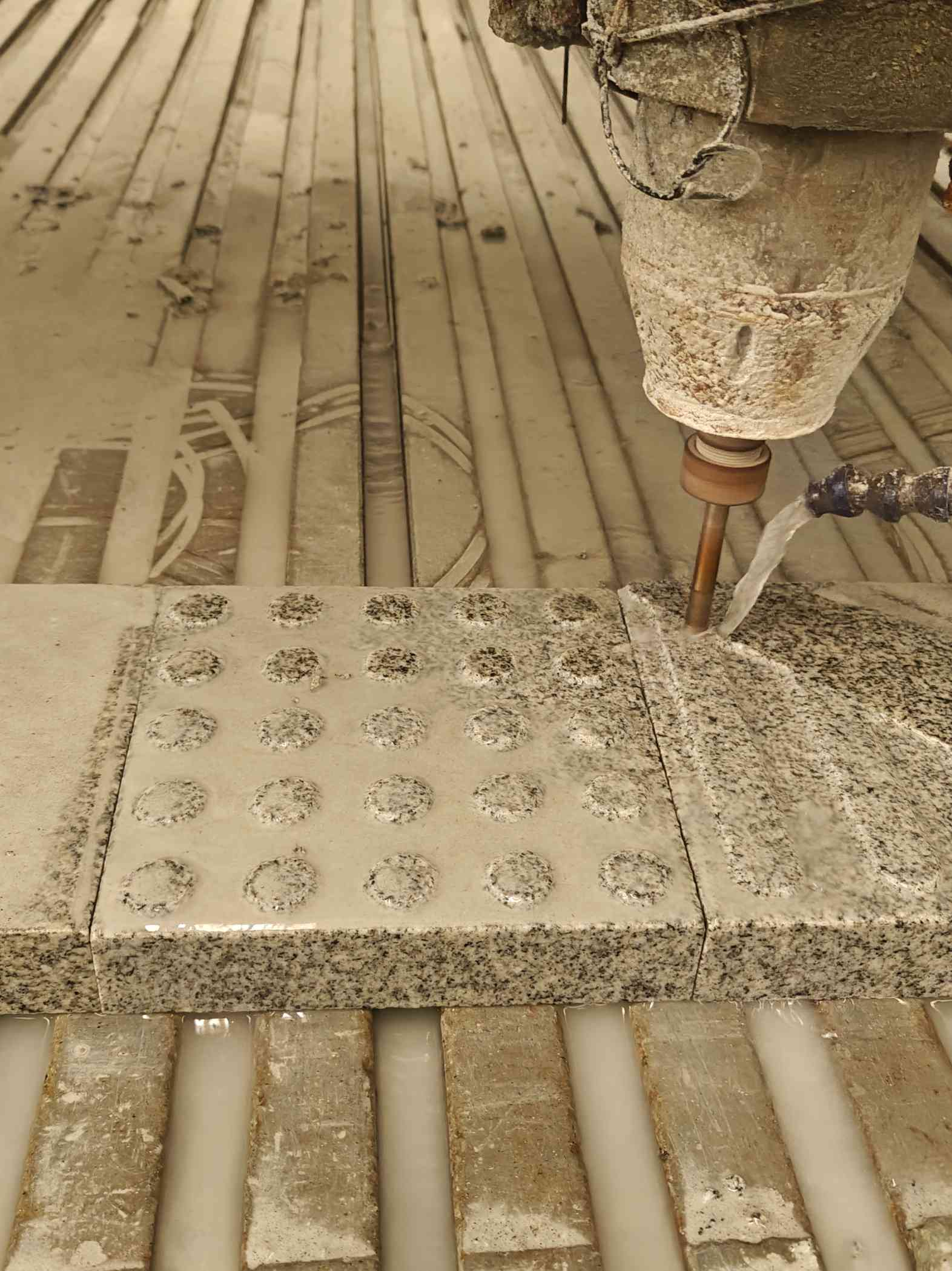 沧州 芝麻白花岗岩石材盲人石、盲道石、盲点石