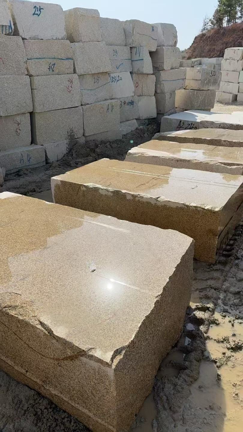 沧州 黄金麻方料堆场洗料分选中，原材料充足