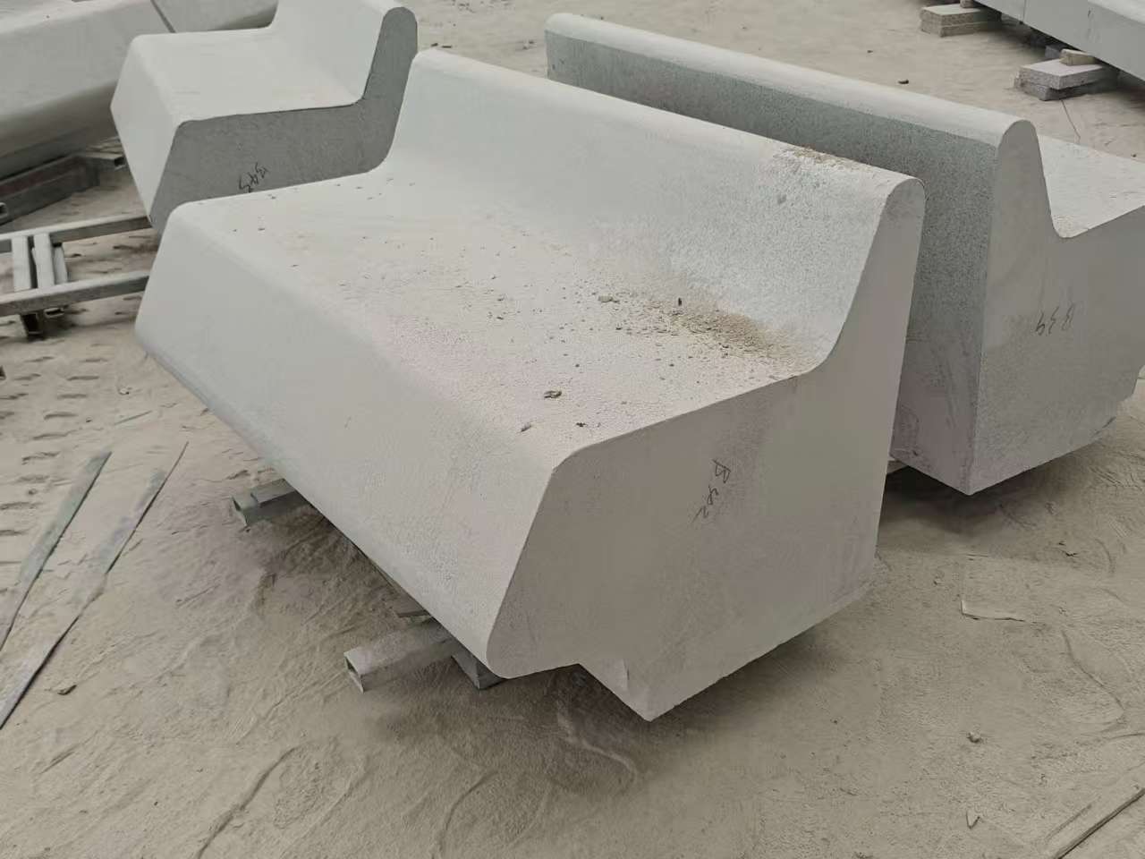 沧州 芝麻白花岗岩异形坐凳，石凳