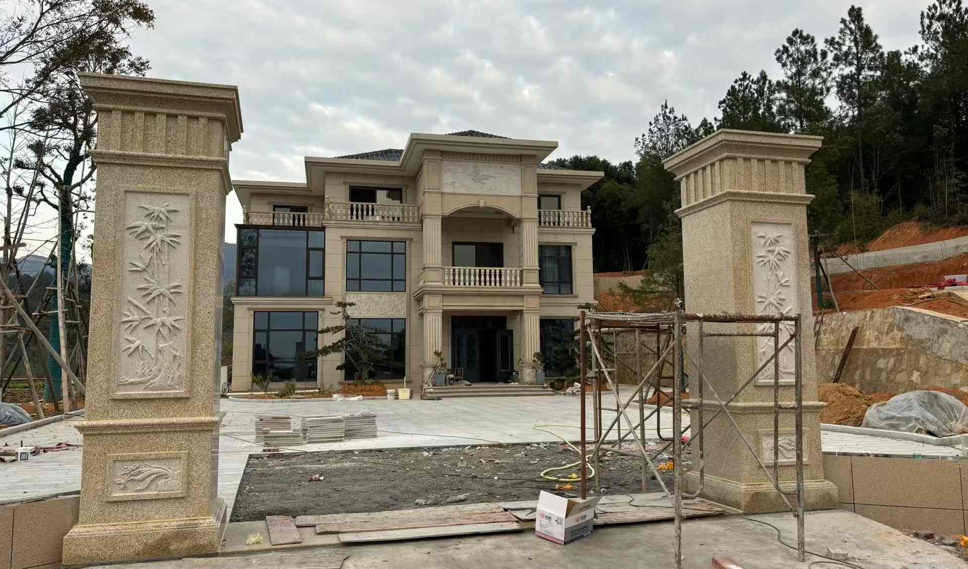 沧州 黄金麻花岗岩别墅雕花外墙干挂配上门口雕花罗马柱