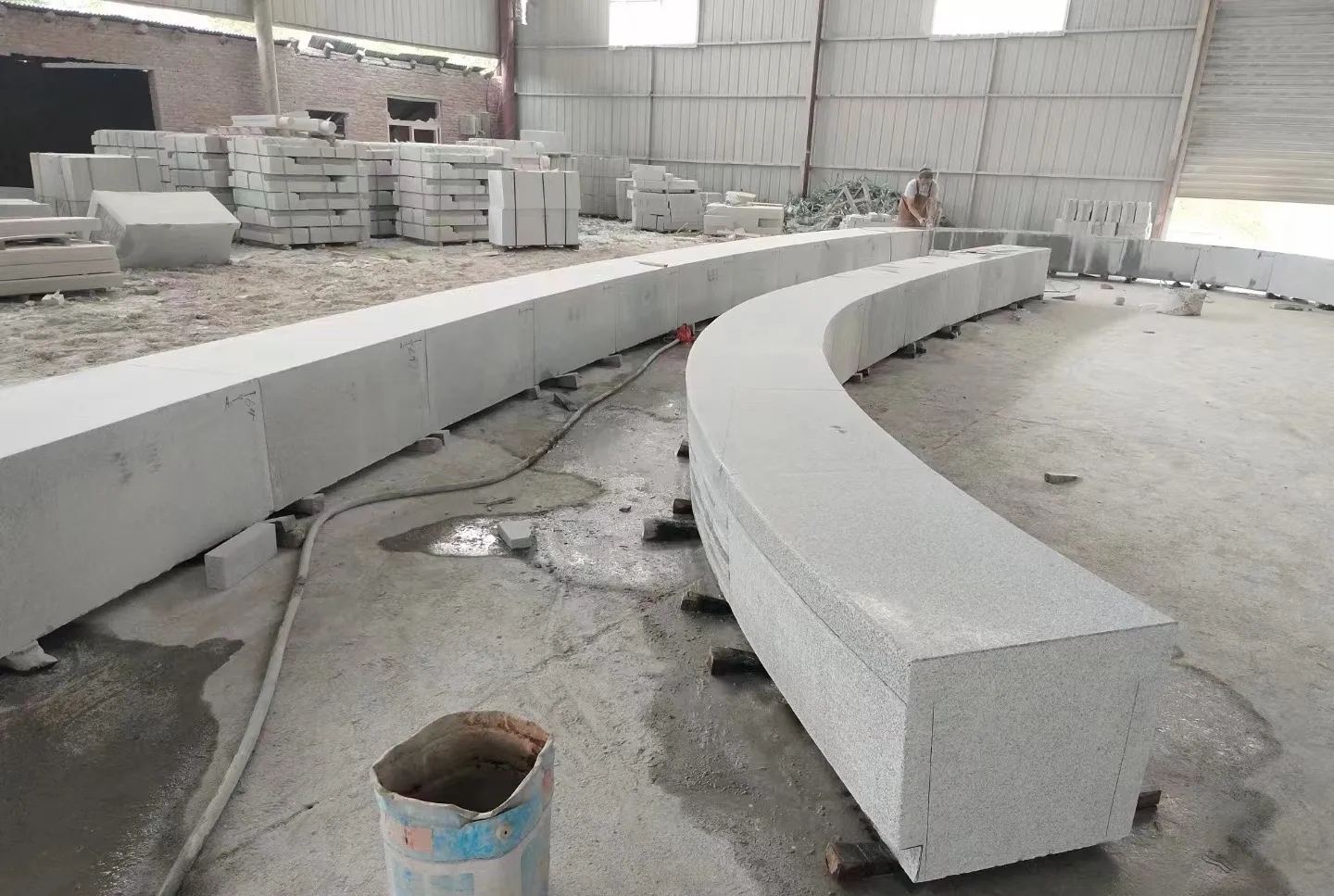 沧州芝麻白花岗岩石板材 园林光面弧形坐凳