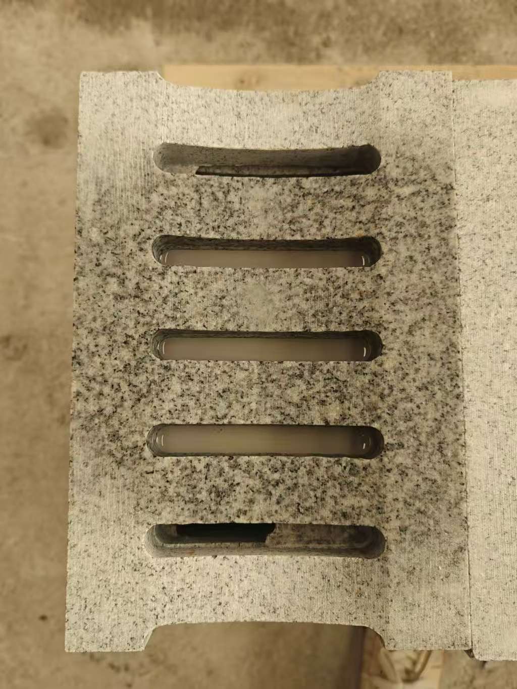 沧州 芝麻白拉丝面花岗岩U型开槽排水槽