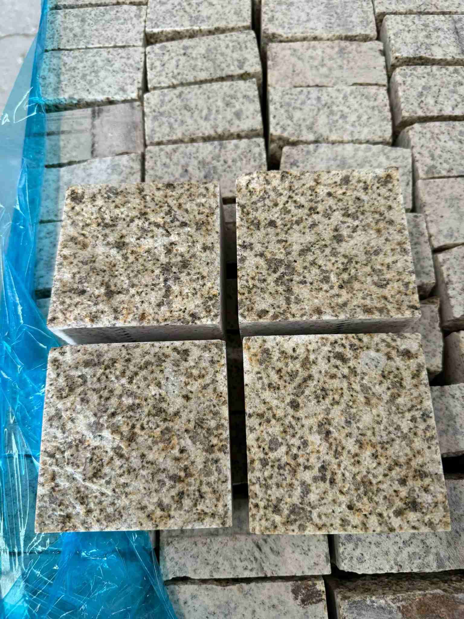 沧州 黄金麻花岗岩自然面小方块，弹石，马蹄石等