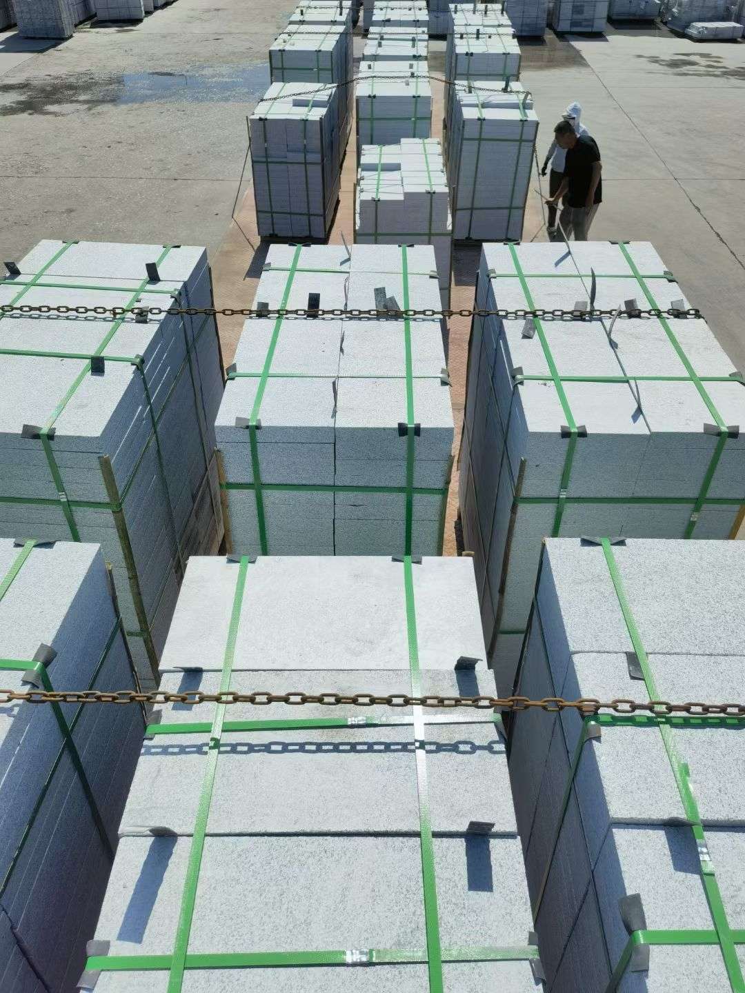 沧州 芝麻白花岗岩5公分地铺石 花岗岩厂家工厂装车日常