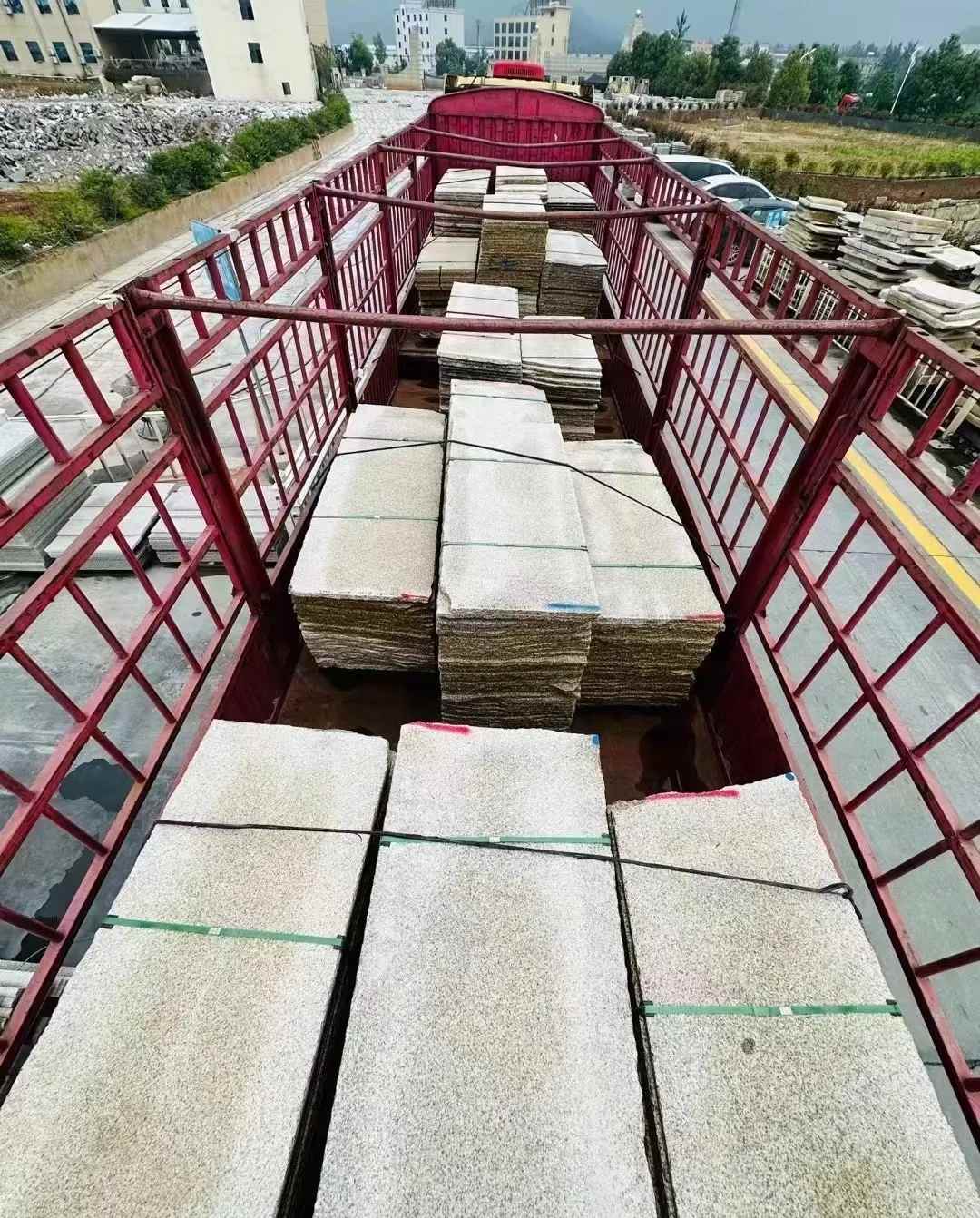 沧州 黄金麻花岗岩荔枝面，光面毛板装车完成